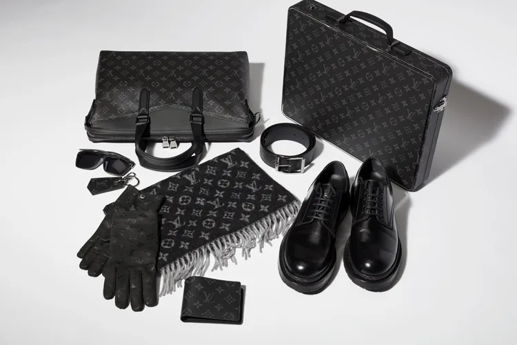 Monogram Eclipse Louive Vuitton.