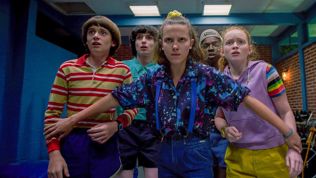 thời trang trong phim Stranger things nhóm bạn mặc trang phục hè