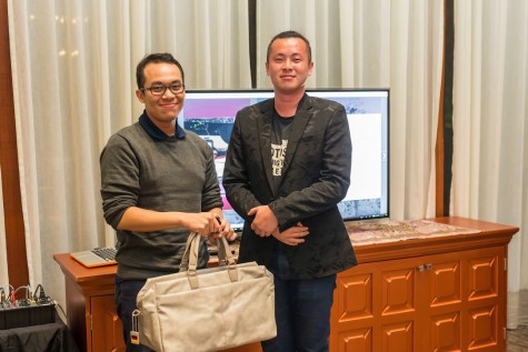 Đại diện của Leica trao phần thưởng cho người có bức hình đẹp nhất