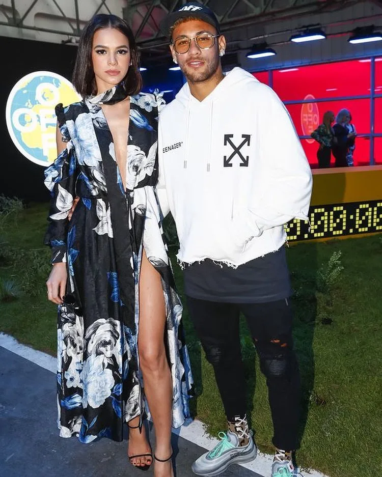 Neymar xuất hiện tại show diễn của Off-White trong khuôn khổ Paris Fashion Week bên người tình nhiều duyên nợ Bruna Marquezine. Ảnh Instagram @nssmagazine