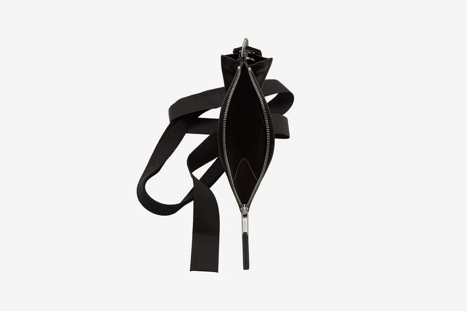 Mẫu túi đơn giản với gam màu đen truyền thống của thương hiệu Rick Owens có giá 440$. Ảnh: Highsnobiety