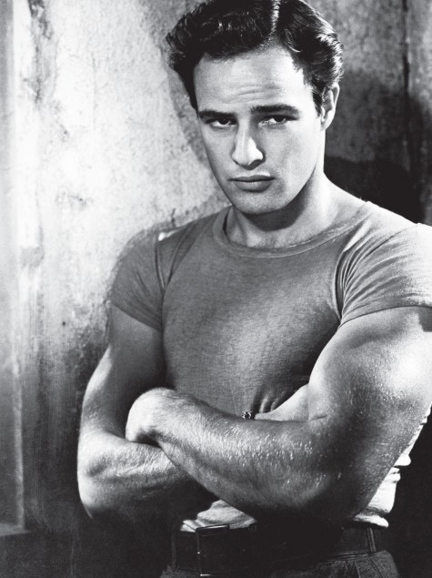 Những nam diễn viên kỳ cựu như Marlon Brando và James Dean đã góp phần lăng xê và đưa chiếc áo T-Shirt đến gần với số đông.
