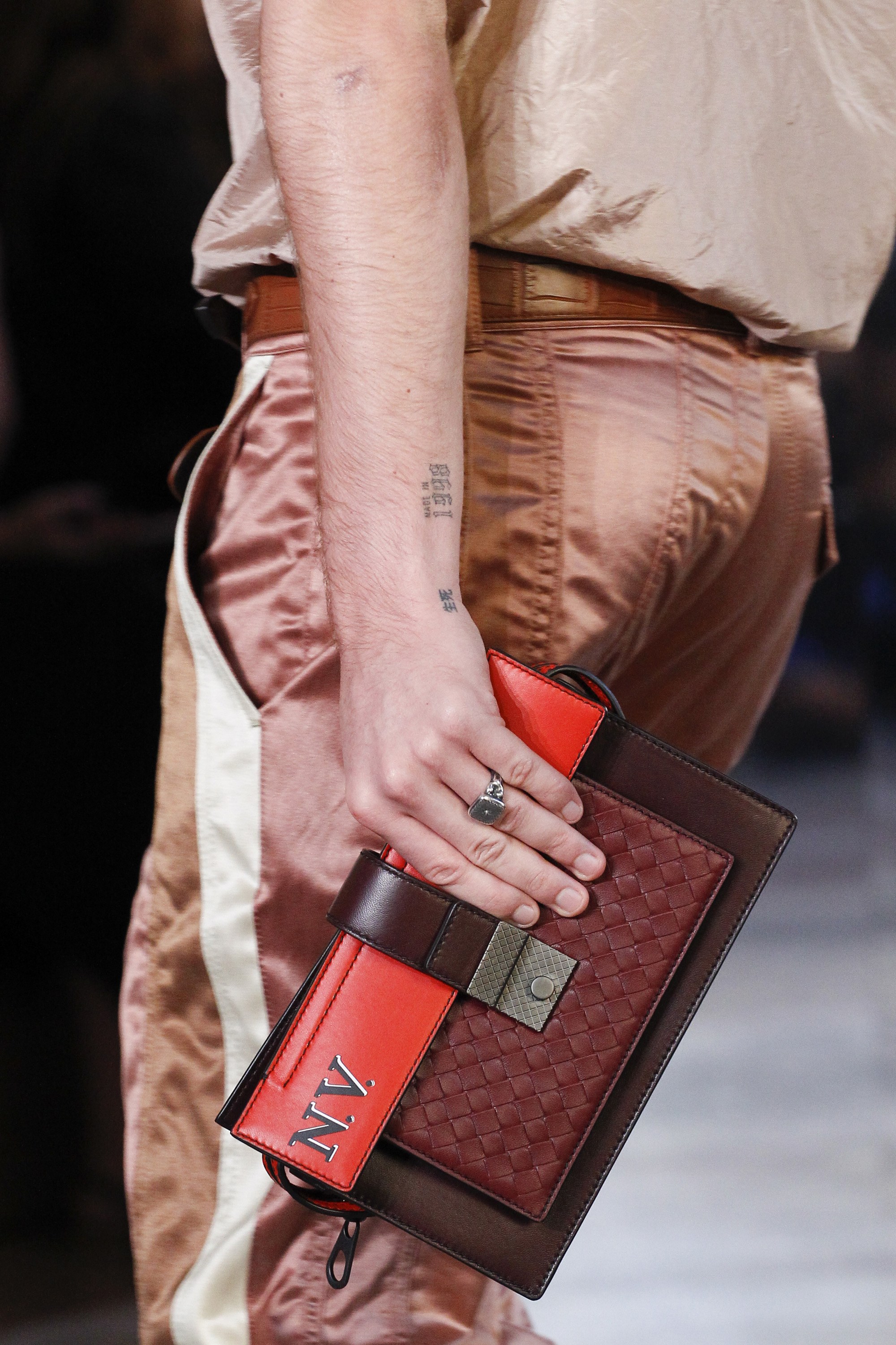 BST thời trang Xuân-Hè 2018 Bottega Veneta cú chuyển mình ngoạn mụcelleman10