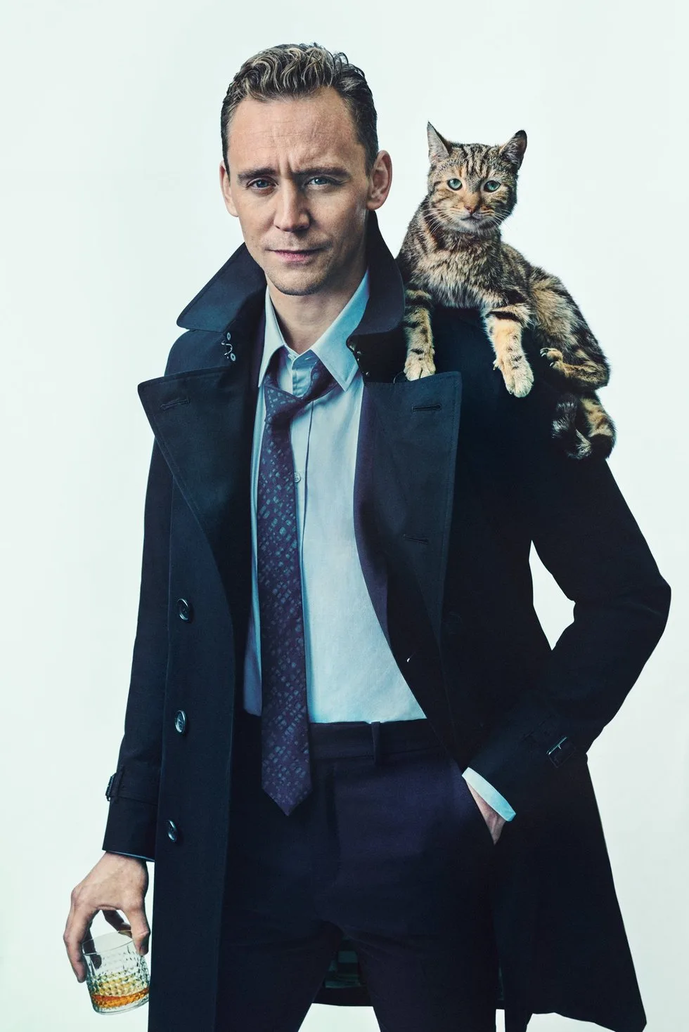 nghe si nam u 40 - tom hiddleston - elle man