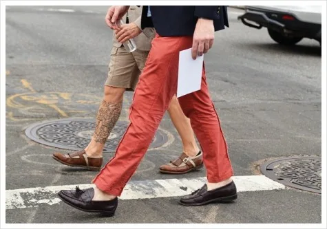 Giày mọi nam và quần shorts là một kết hợp hoàn hảo cho trang phục ngày cuối tuần Cách kết hợp giày mọi với quần shorts