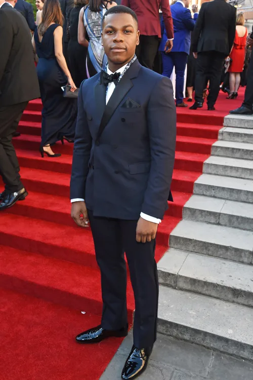 phong cach thoi trang-john-boyega-elle man 2