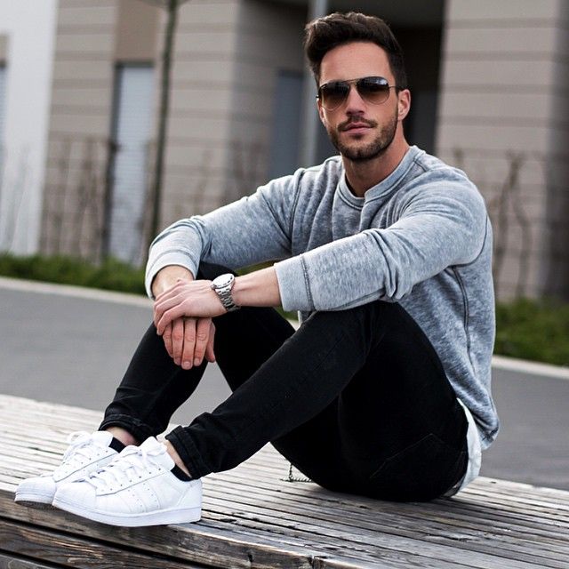 Quần Jeans nam đen và Sneaker trắng