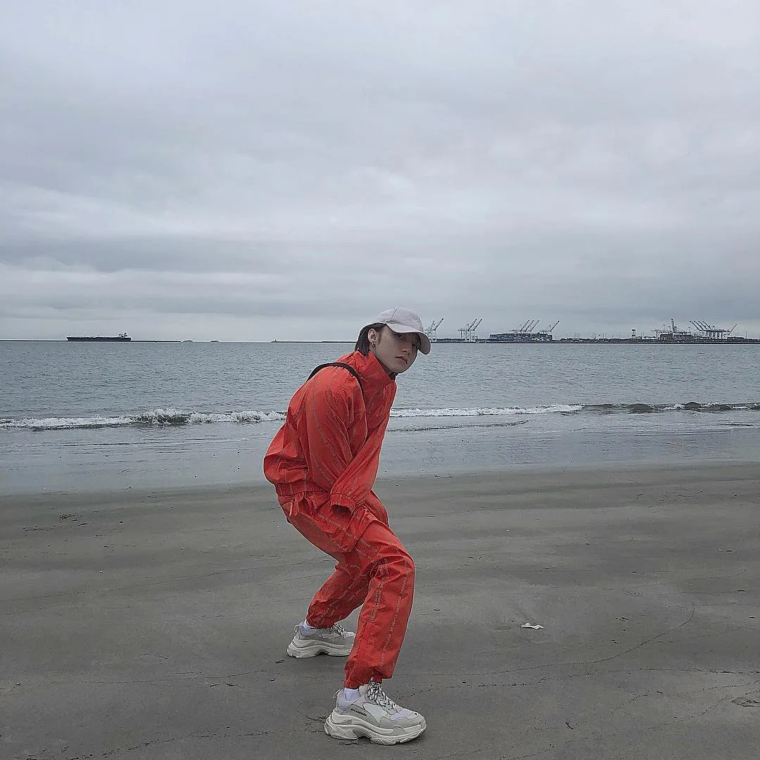 Sắc đỏ thời thương giữa bản biển, ai bảo mùa Đông không được mặc track suit? Ảnh: Instagram @sontungmtp