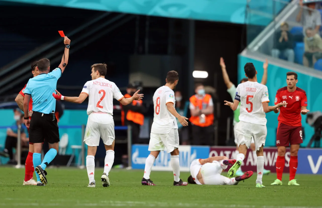 Tấm thẻ đỏ của Roman Feuler đội Thuỵ Sĩ trận Tứ Kết Euro 2020 Tây Ban Nha vs Thuỵ Sĩ