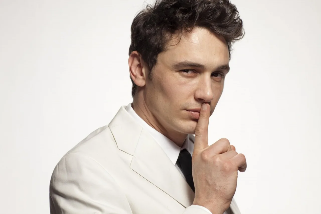 James Franco rong chơi giữa "thẳng" và "cong"