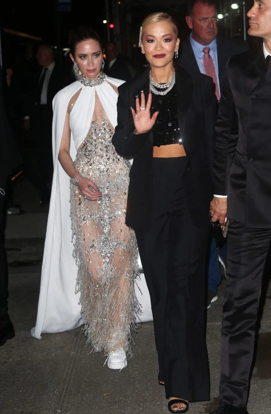Rita Ora và Emily Blunt met gala 2021