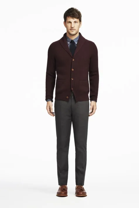 Kết hợp sơ mi với kiểu áo cardigan có cổ bẻ cùng điểm nhấn ở 2 túi Kết hợp sơ mi với kiểu áo cardigan có cổ bẻ cùng điểm nhấn ở 2 túi