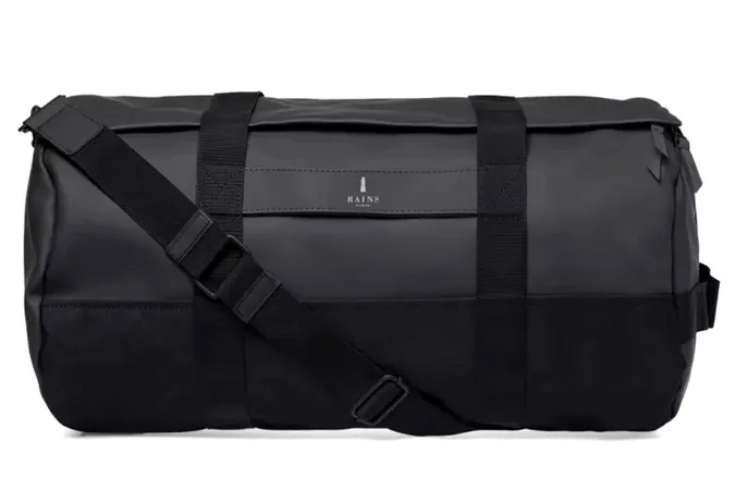 Mẫu túi Rains Duffle Bag có giá 75 €. Ảnh: Asos