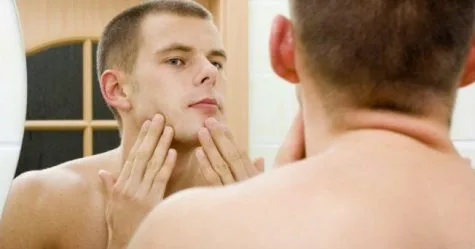 Gương mặt của bạn sẽ nỗi ban, đốm đỏ, mụn cám, mụn bọc. ELLE Man