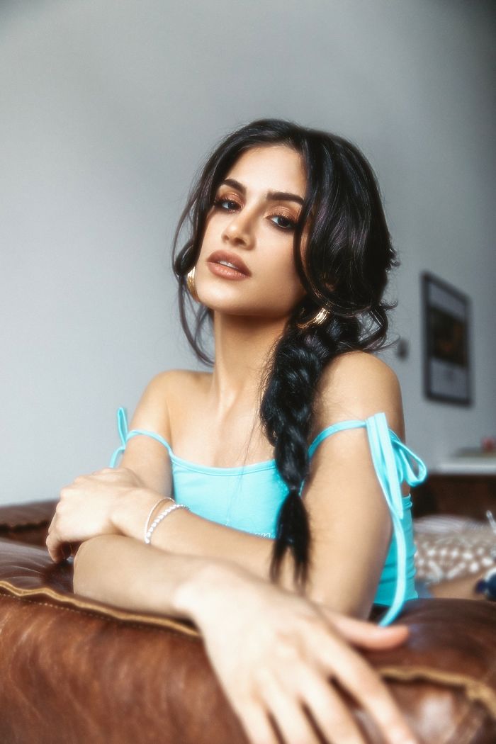công chúa Disney Jasmine bản người thật đang ngồi