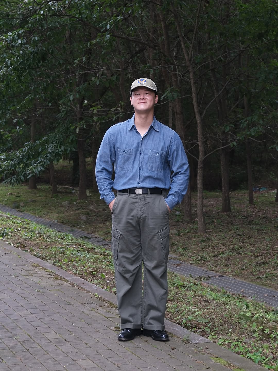 áo sơ mi xanh navy và quần xám