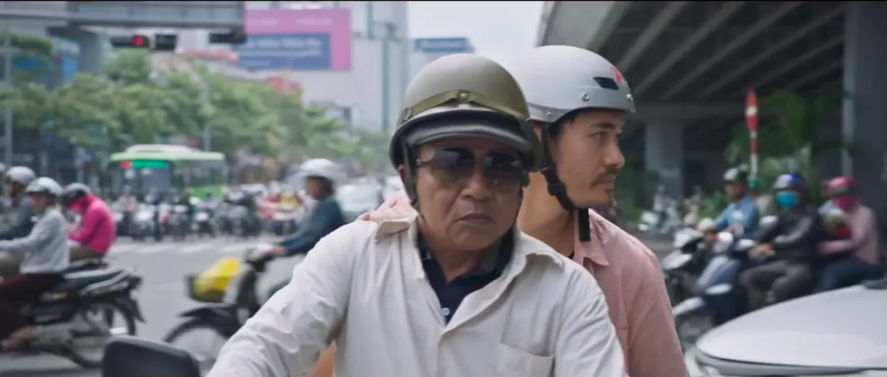 8_dien vien henry golding_henry di xe may_elle man_0420