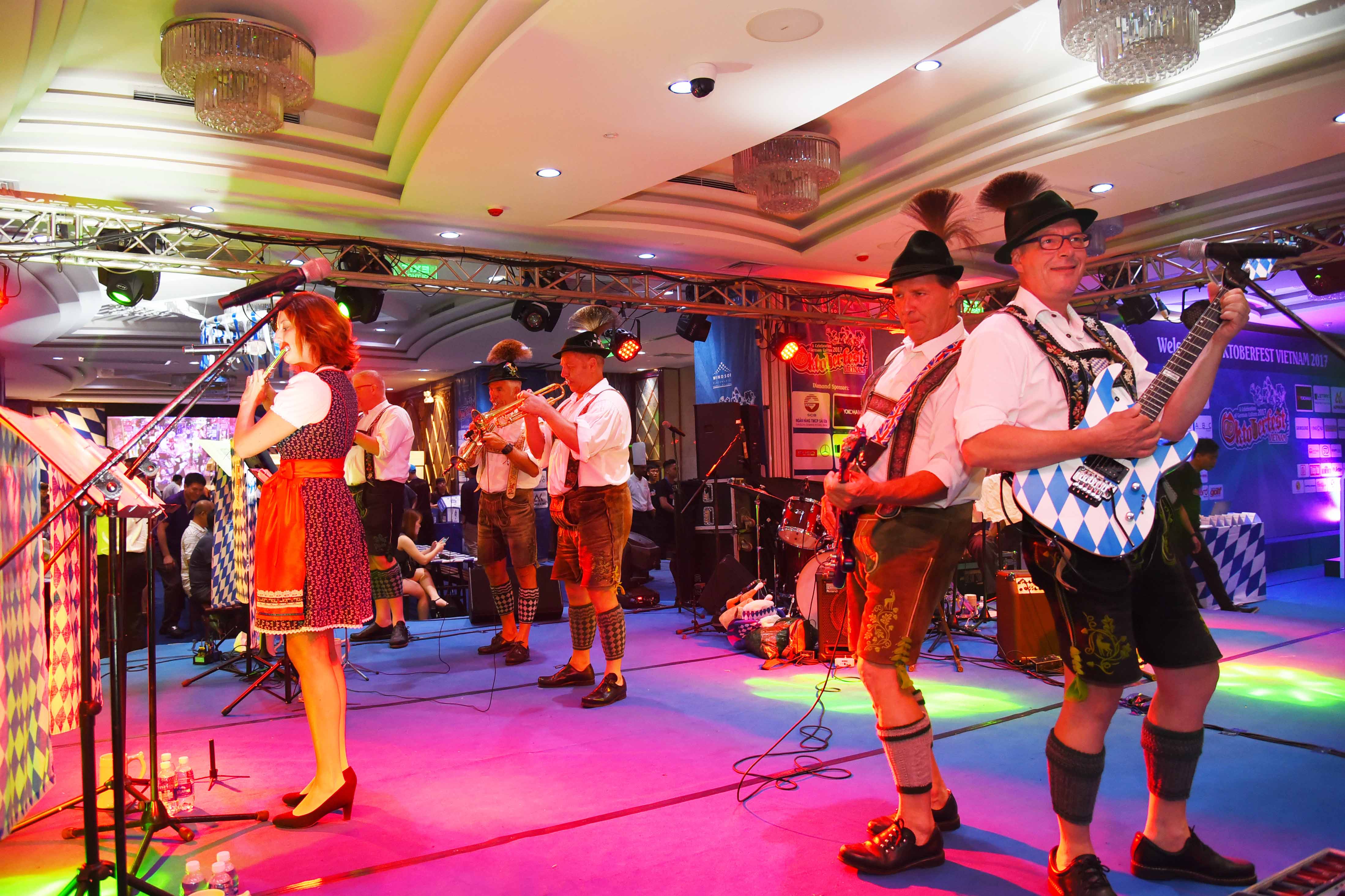 le hoi oktoberfest viet nam - elle man (4)