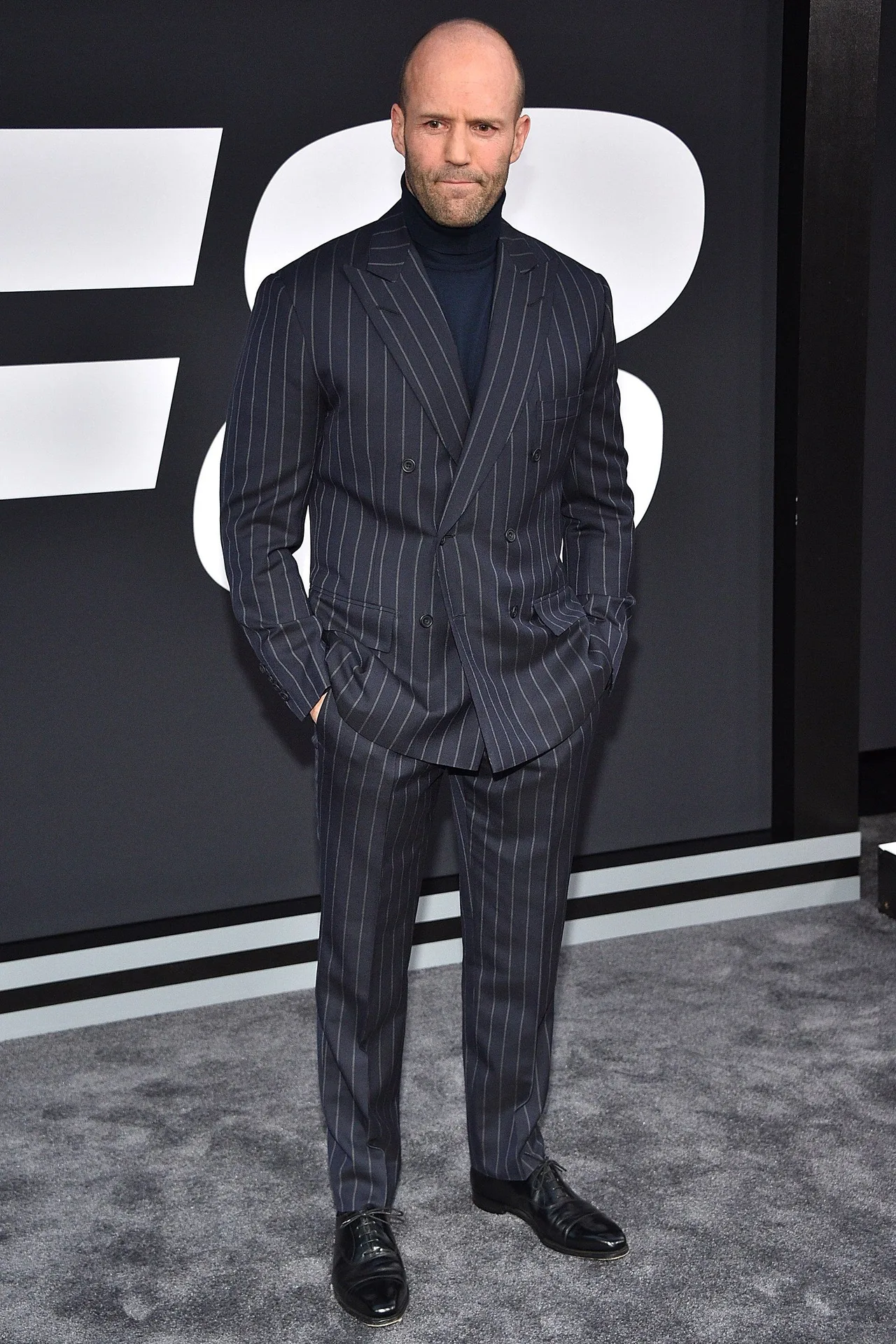 phong cach thoi trang jason statham in suit - elle man