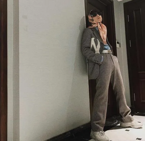 Outfit mang đậm tinh thần unisex mới mẻ của Sơn Tùng M-TP. Ảnh: sontungmtp