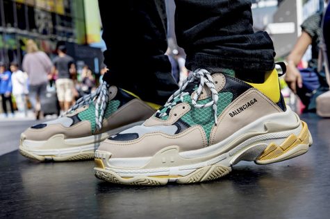 Khi thời trang cao cấp làm giày thể thao: Sneakers đua nhau tăng giá