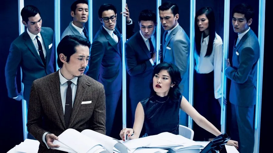 Steven Yeun trong bộ tweed suit nâu của Polo Ralph Lauren.
