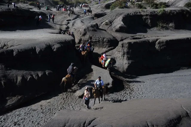 Biển cát đen ở chân núi Bromo ở Indonesia Biển cát đen ở chân núi Bromo ở Indonesia