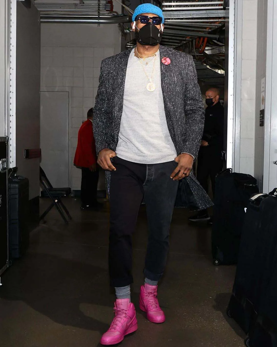 le-bron-james mang giày nike x ambush hot pink
