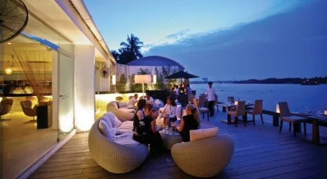 The Deck Saigon xưa này là chốn địa điểm hèn hò cho các đôi tình nhân. Nếu bạn có một người cô bạn gái! sao lại không dắt đến nhà hàng lãng mạng này ?