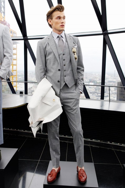 Tassel Loafer điệu đà cùng suit nơi công sở