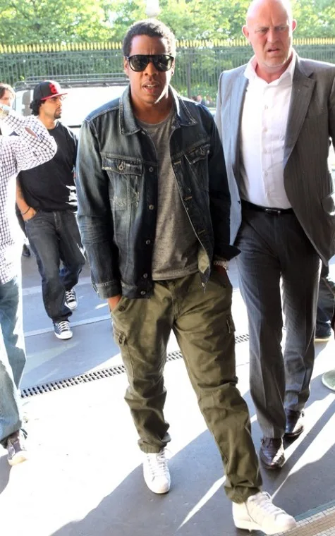 Jay Z chọn Adidas Superstar để làm điểm nhấn cho bộ trang phục bụi bặm đầy chất hip hop
