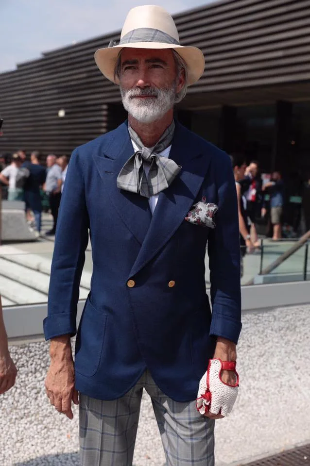 Chiếc pocket square hoa giúp sự phối hợp xanh - xám bớt đơn điệu 