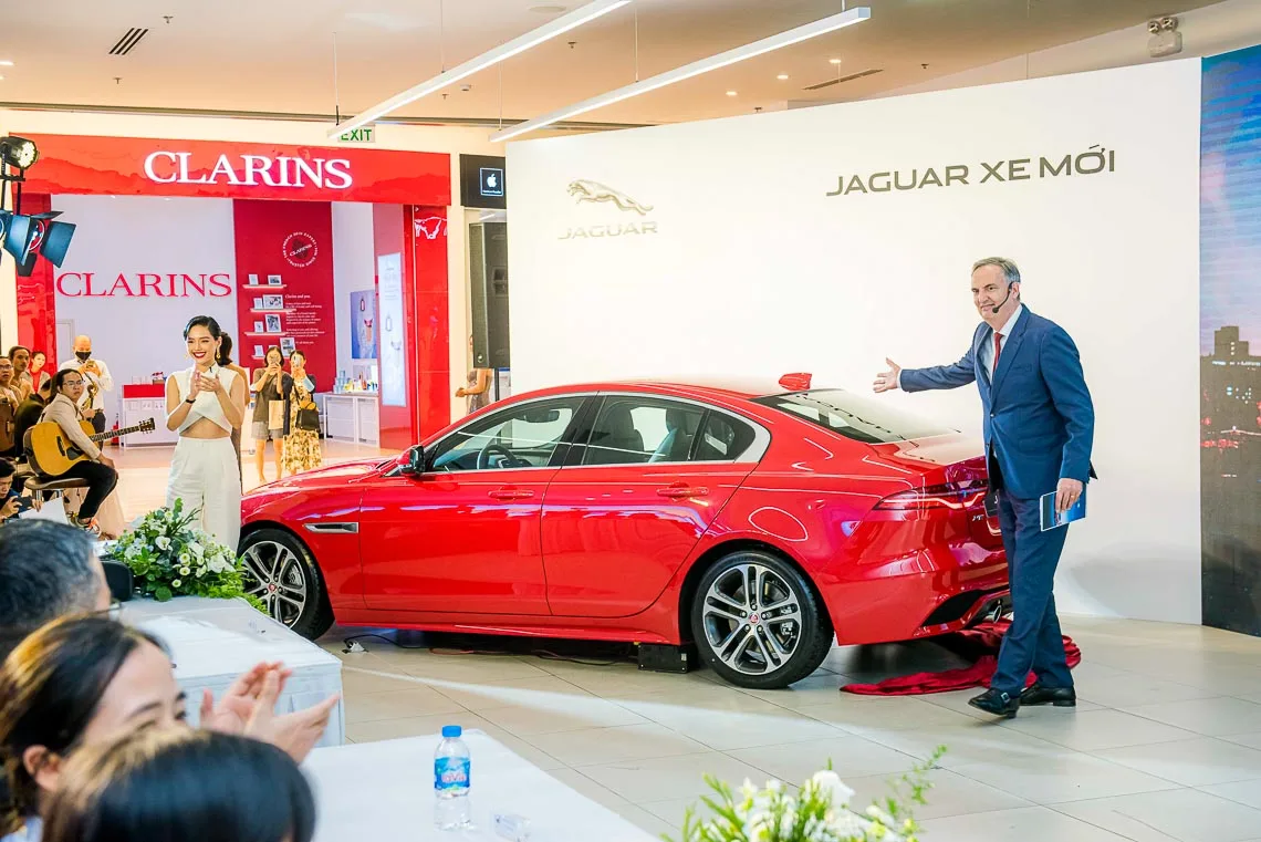 2-jaguar-land-rover-elleman