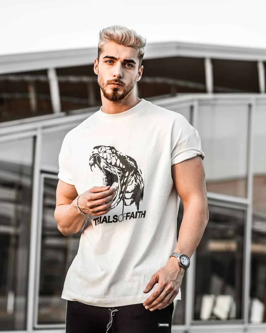 phối đồ với áo thun in - kristijan