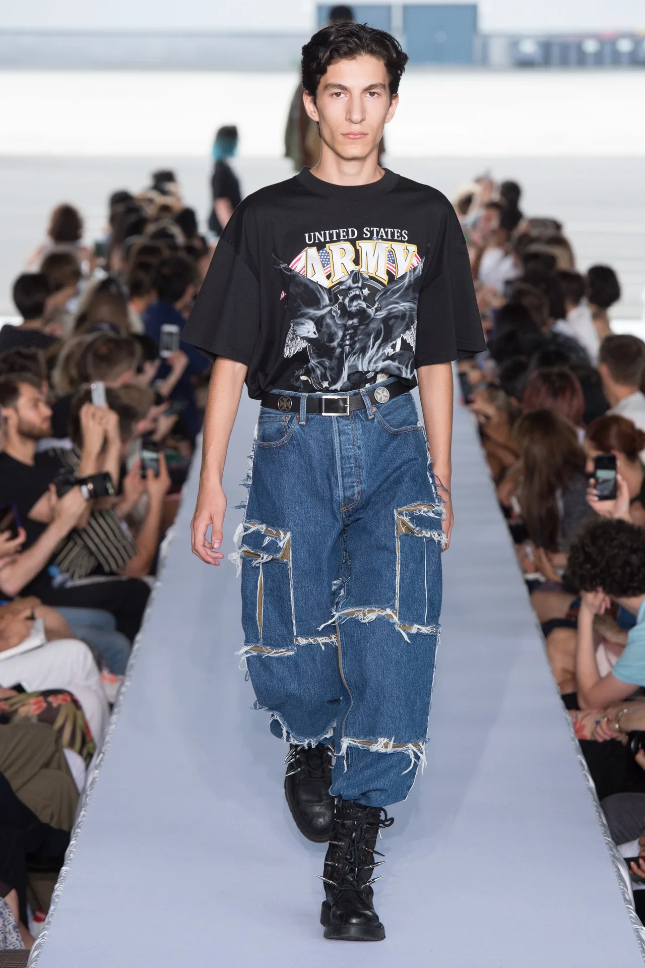ao thun hoa tiet - elle man style calendar - vetements ss19