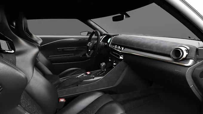 Nội thất được trang trí với màu đen chủ đạo cùng phần da Alcantara ở ghế và vô lăng tăng thêm sự sang trọng. Ảnh: Motor 1