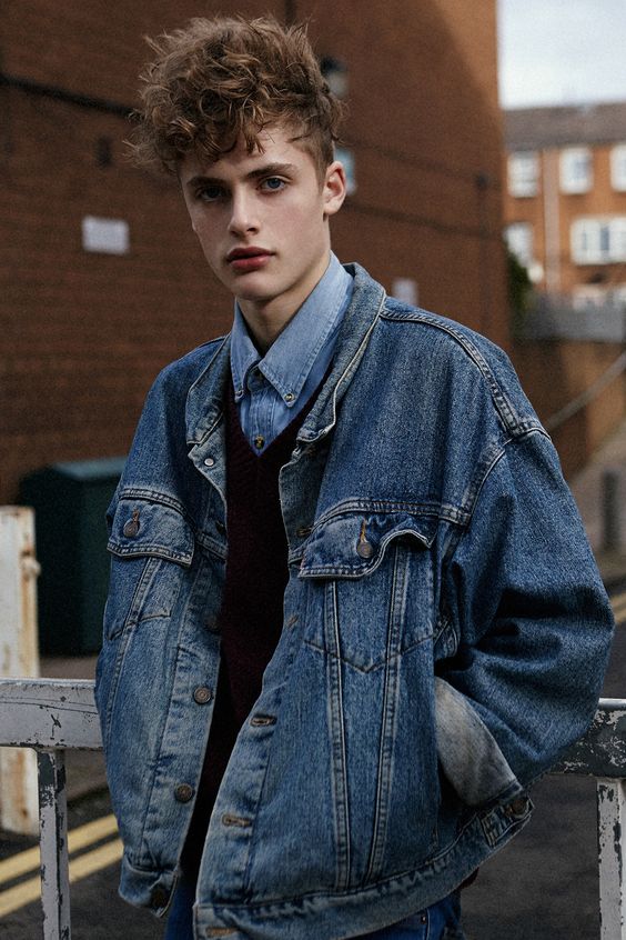 Sự trẻ trung, bụi bặm và cá tính chính là ưu điểm mà một chiếc áo khoác nam Denim Jacket đem lại