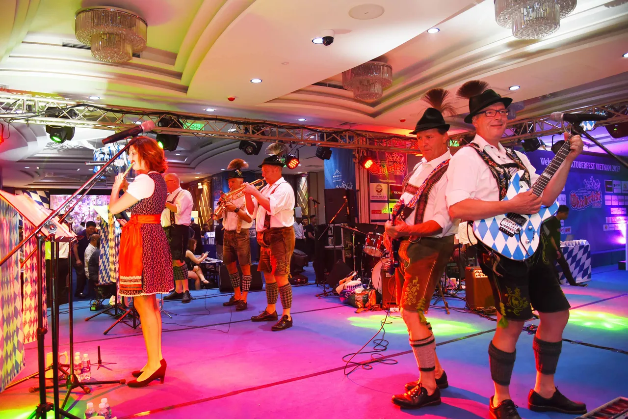 le hoi oktoberfest viet nam - elle man (4)