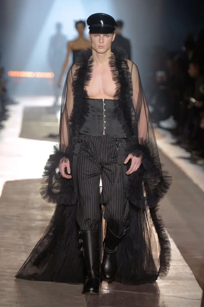 tuan le thoi trang nam milan 2018 moschino - 14
