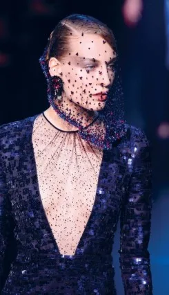 Một mẫu thiết kế trong buổi trình diễn One Night Only tại Thượng Hải của Giorgio Armani Một mẫu thiết kế trong buổi trình diễn One Night Only tại Thượng Hải của Giorgio Armani