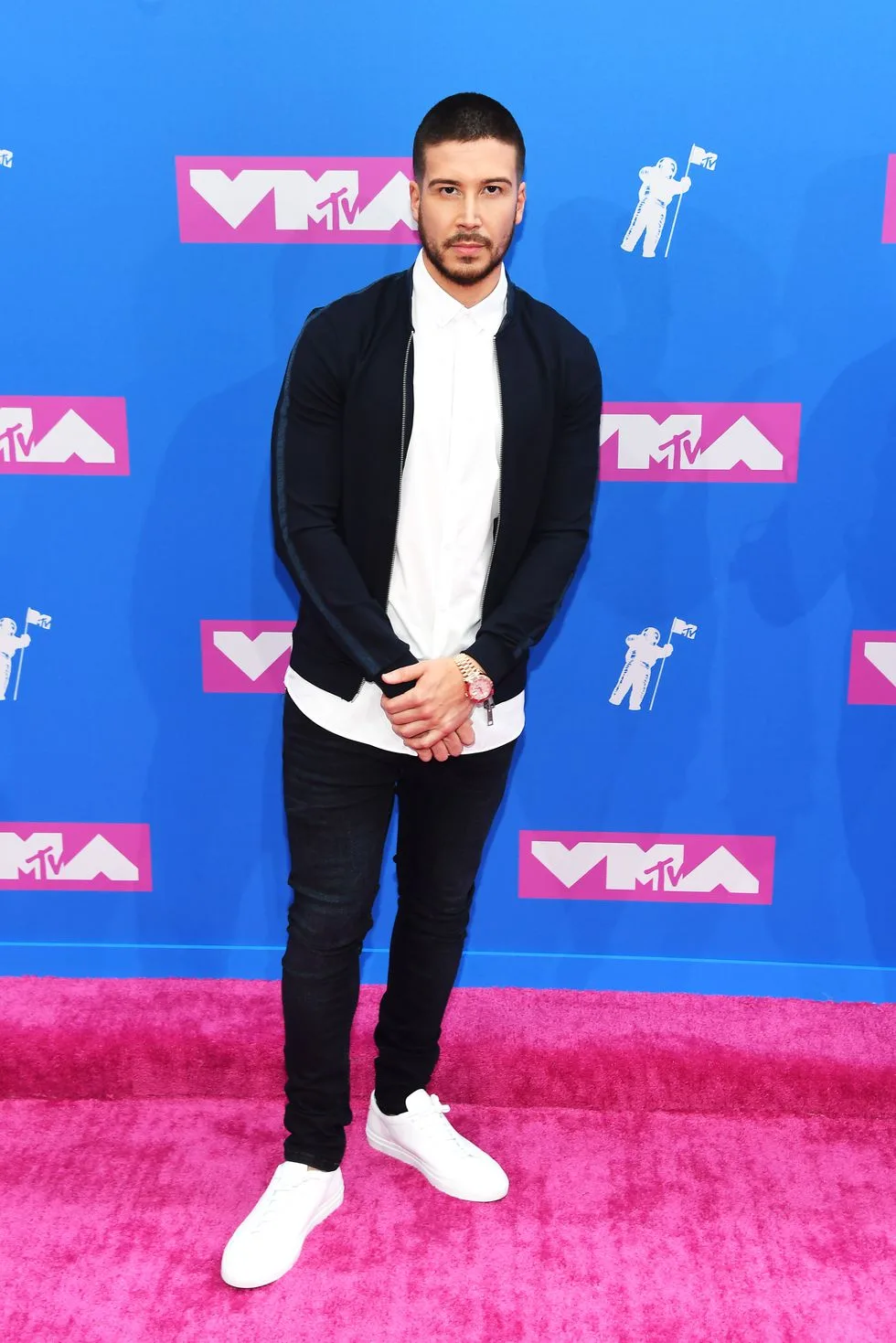 Thời trang sao nam VMAs 2018 chủ yếu nổi bật với những bộ cánh trắng đen mà Vinny Guadagnino là một ví dụ. Ảnh: ELLE USA