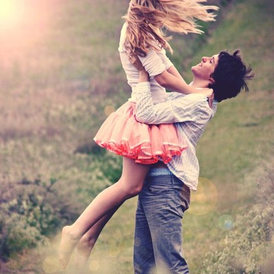 Đừng ngại ngùng thể hiện tình cảm với cô ấy