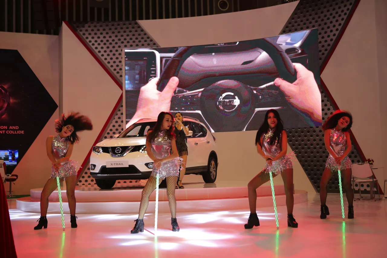 Màn biểu diễn của các vũ công tại gian hàng Nissan.