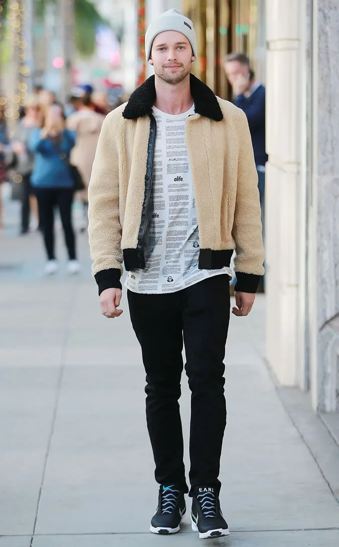 diễn viên Patrick Schwarzenegger đội mũ beanie