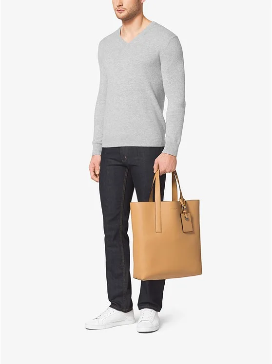 Ảnh: Michael Kors (Giá tham khảo: 165$)