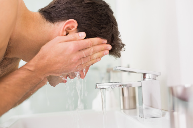 chăm sóc da mặt mùa Đông - rửa mặt - elle man