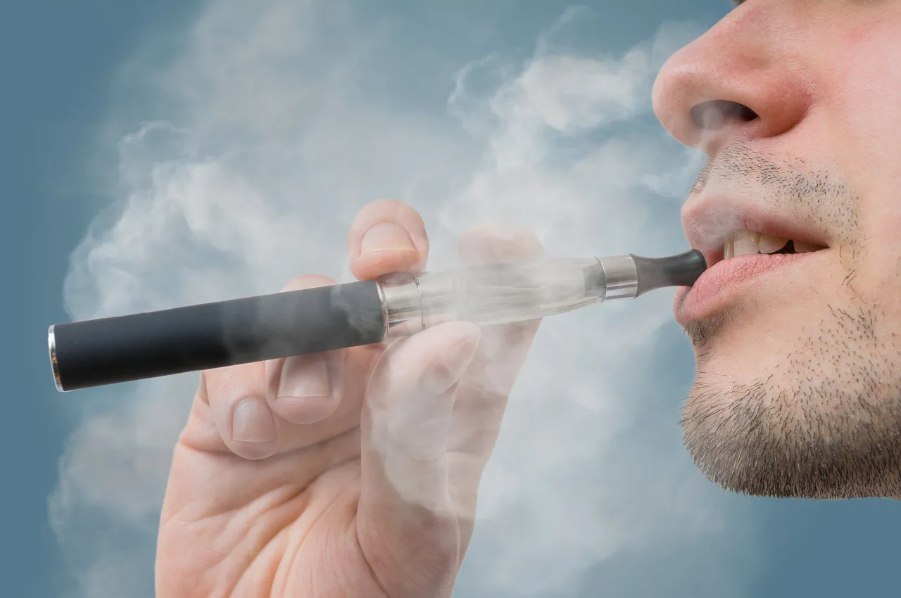 Thuốc lá điện tử (Vape) vẫn chứa những chất gây ung thư và các bệnh phổi khác. Khả năng bỏ hẳn thuốc lá là thấp. Ảnh: Campus Safety Magazine