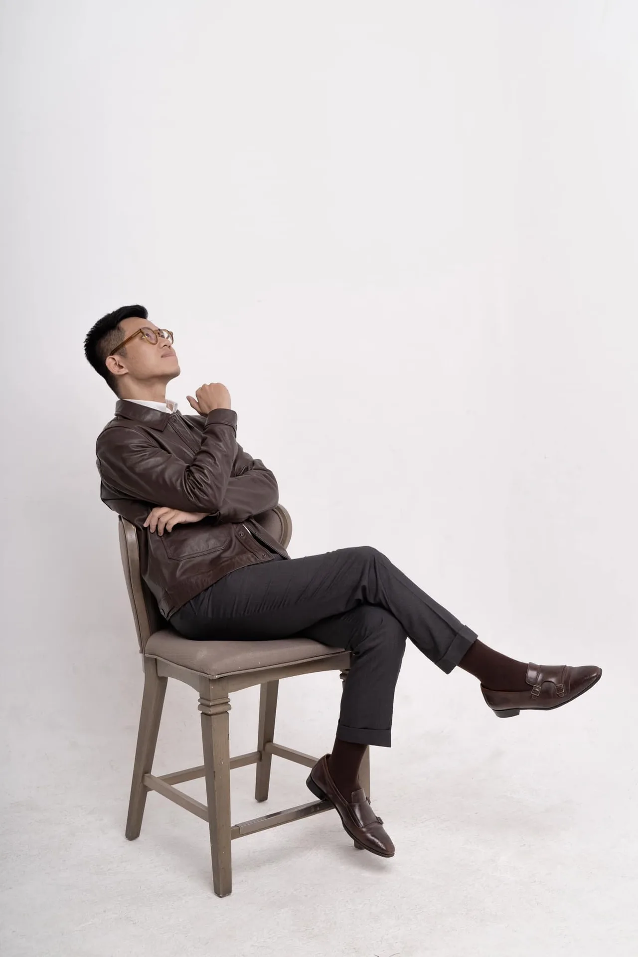 Khánh mặc suit