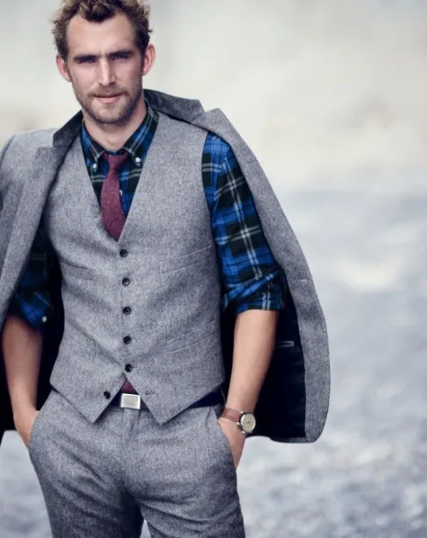 Sơ mi dạ kẻ caro là một lựa chọn hay ho cho một bộ suit trơn