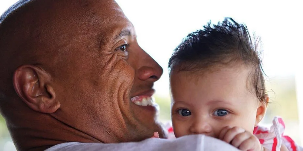 The Rock bế con gái 2 tuổi Jasmine Johnson trên tay